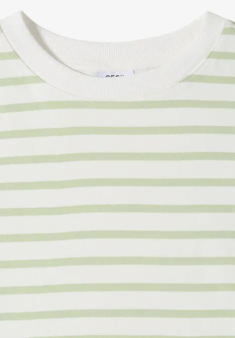 Weißes T-Shirt mit hellgrünen, horizontalen Streifen.